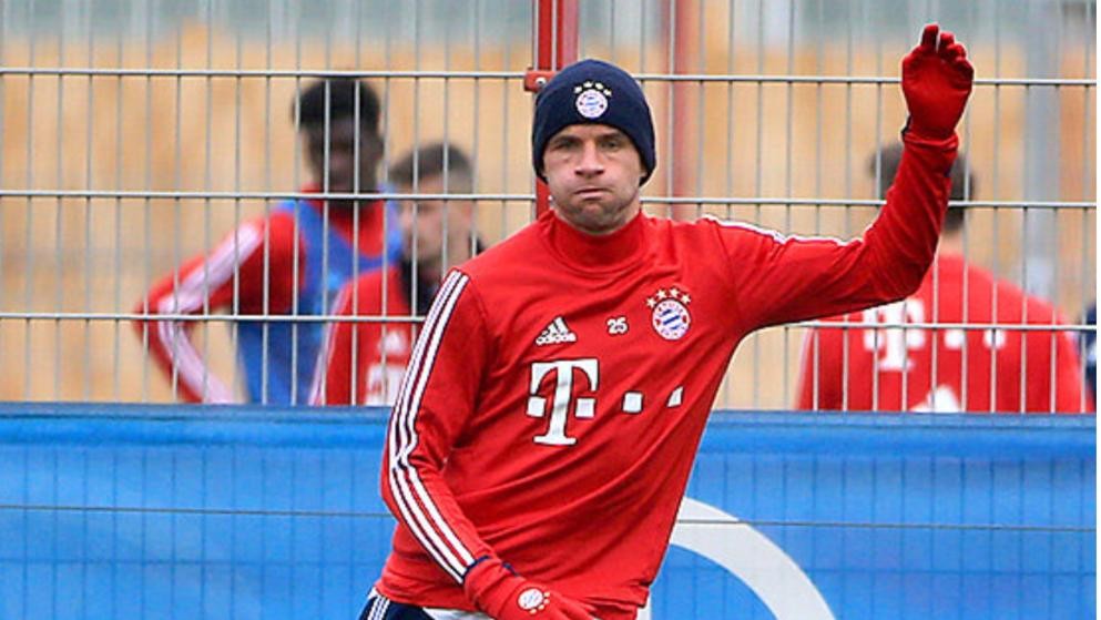 右大腿肌肉受伤后的第19天,穆勒恢复了有球训练