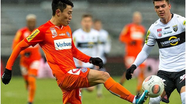 韩国球员在欧洲:孙球王强势回归,石现俊双响难