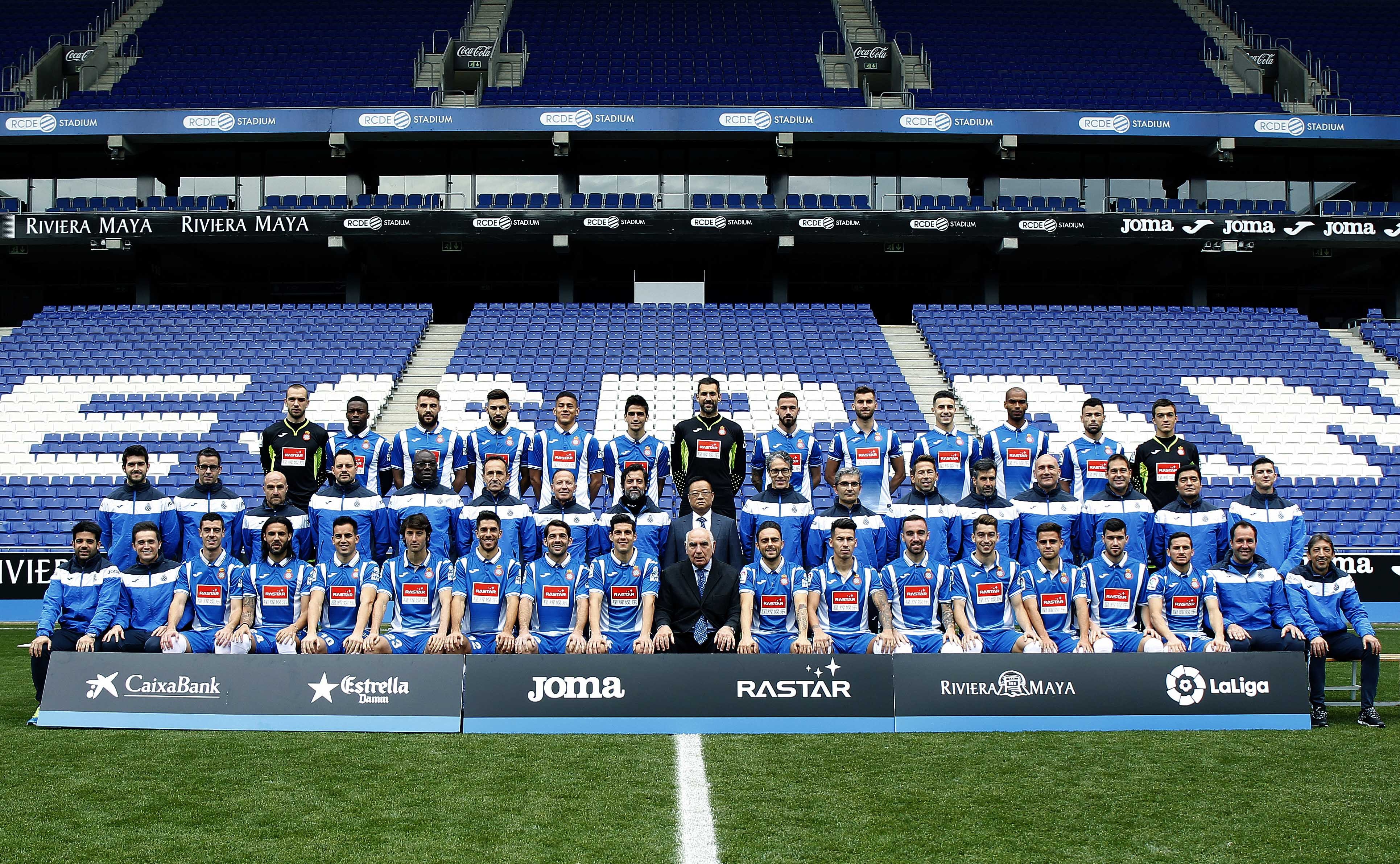 西班牙人主席陈雁升与球队合影17-18赛季全家