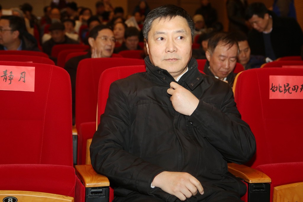 图集:书法家韩煜先生赠送申花书法,吴晓晖出席仪式回赠礼物