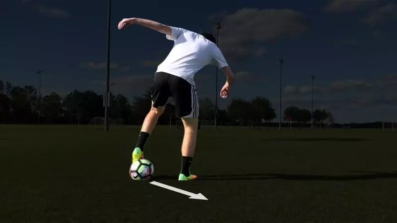 足球视频教学加图文解析:马拉多纳转身技巧教