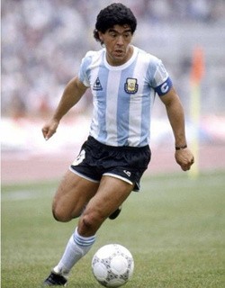 足球视频教学加图文解析:马拉多纳转身技巧教