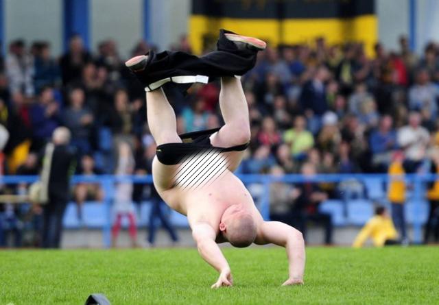 为何足球场上经常总有球迷裸奔?