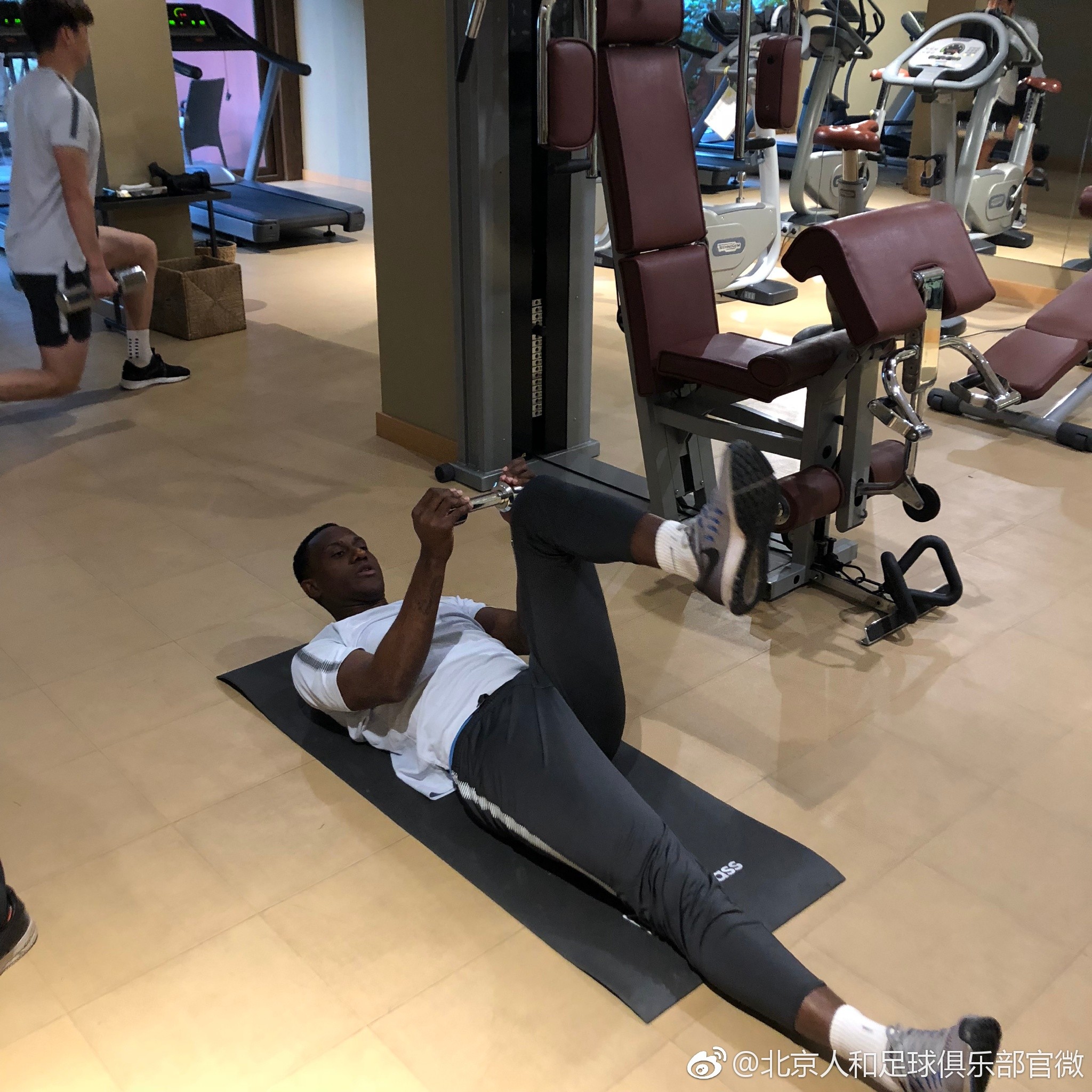 图集:人和冬训一天两练,训练场与健身房交错进