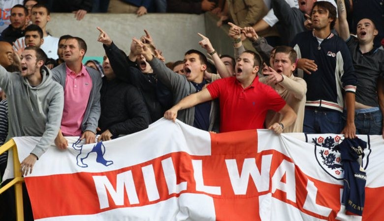 米尔沃尔球迷朝西汉姆联球迷看台做出挑衅手势 这个德比在我看来饰乙