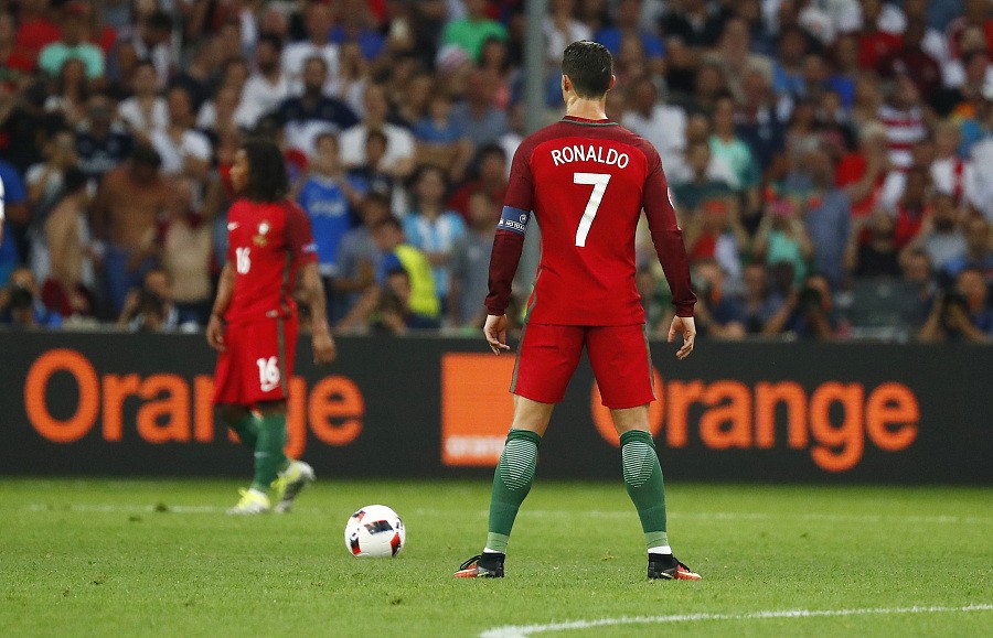 c罗主罚电梯球前的标志性站立动作