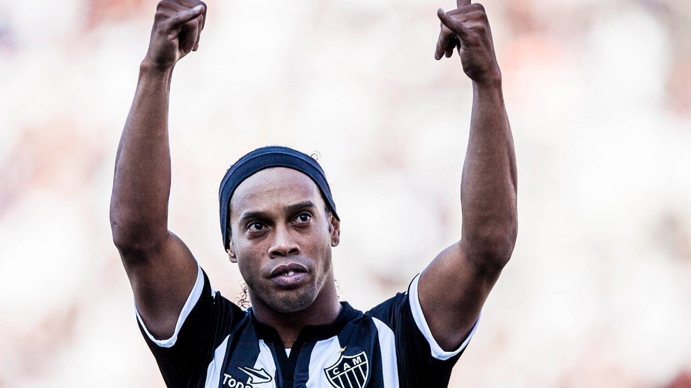 壁纸秀:罗纳尔迪尼奥,38岁生日快乐!