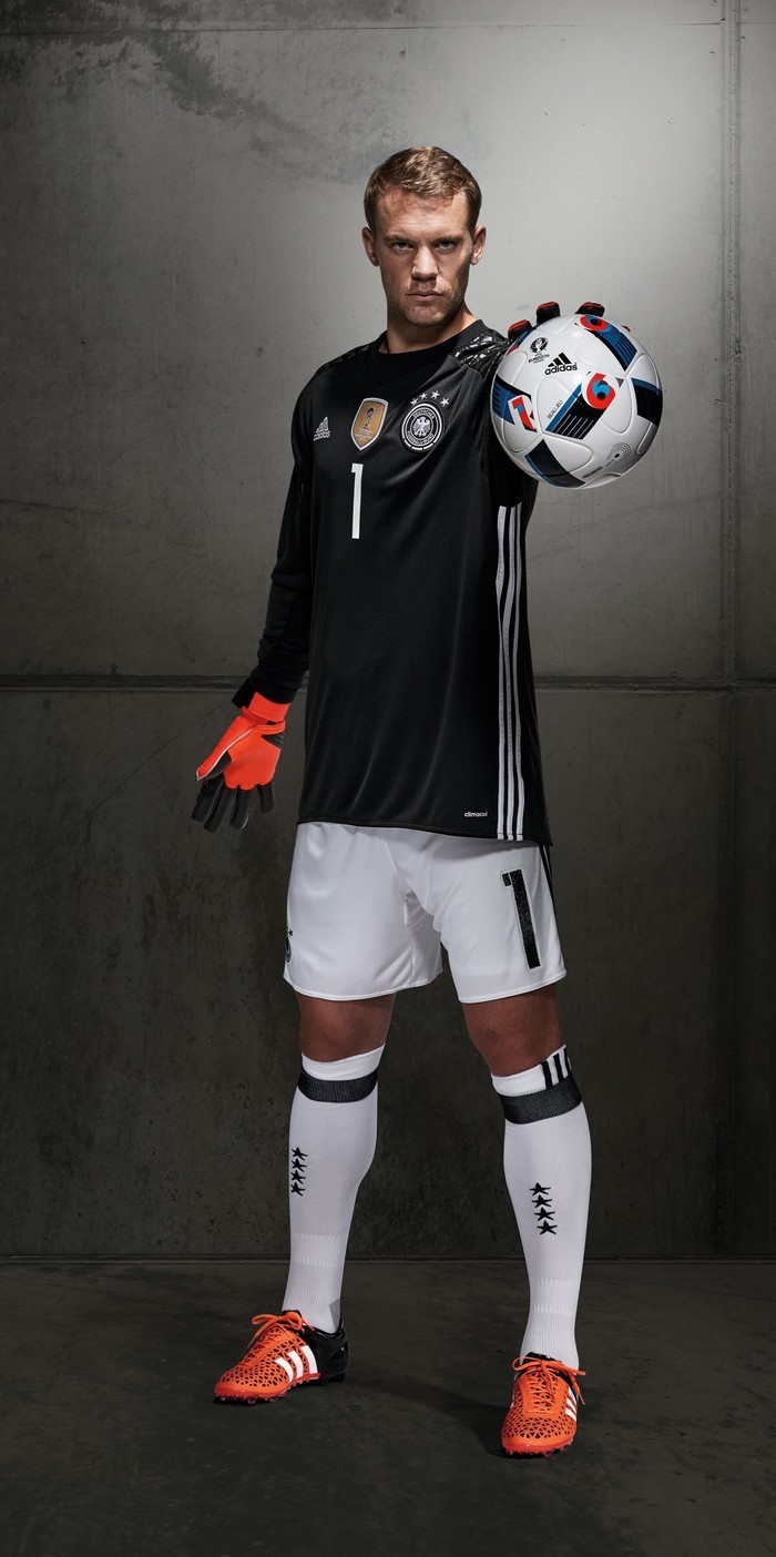 壁纸秀:诺伊尔,32岁生日快乐!