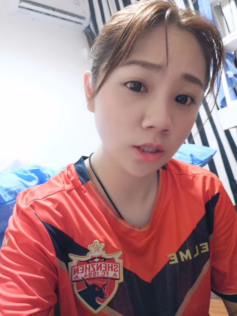 女球迷采访:深圳球迷联盟鼓手兼领喊邹佳慧