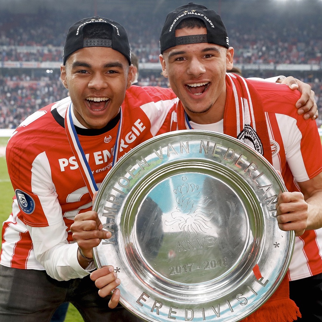 psv:荷甲冠军脸盆了解一下,哦不,奖杯!奖杯!奖杯!