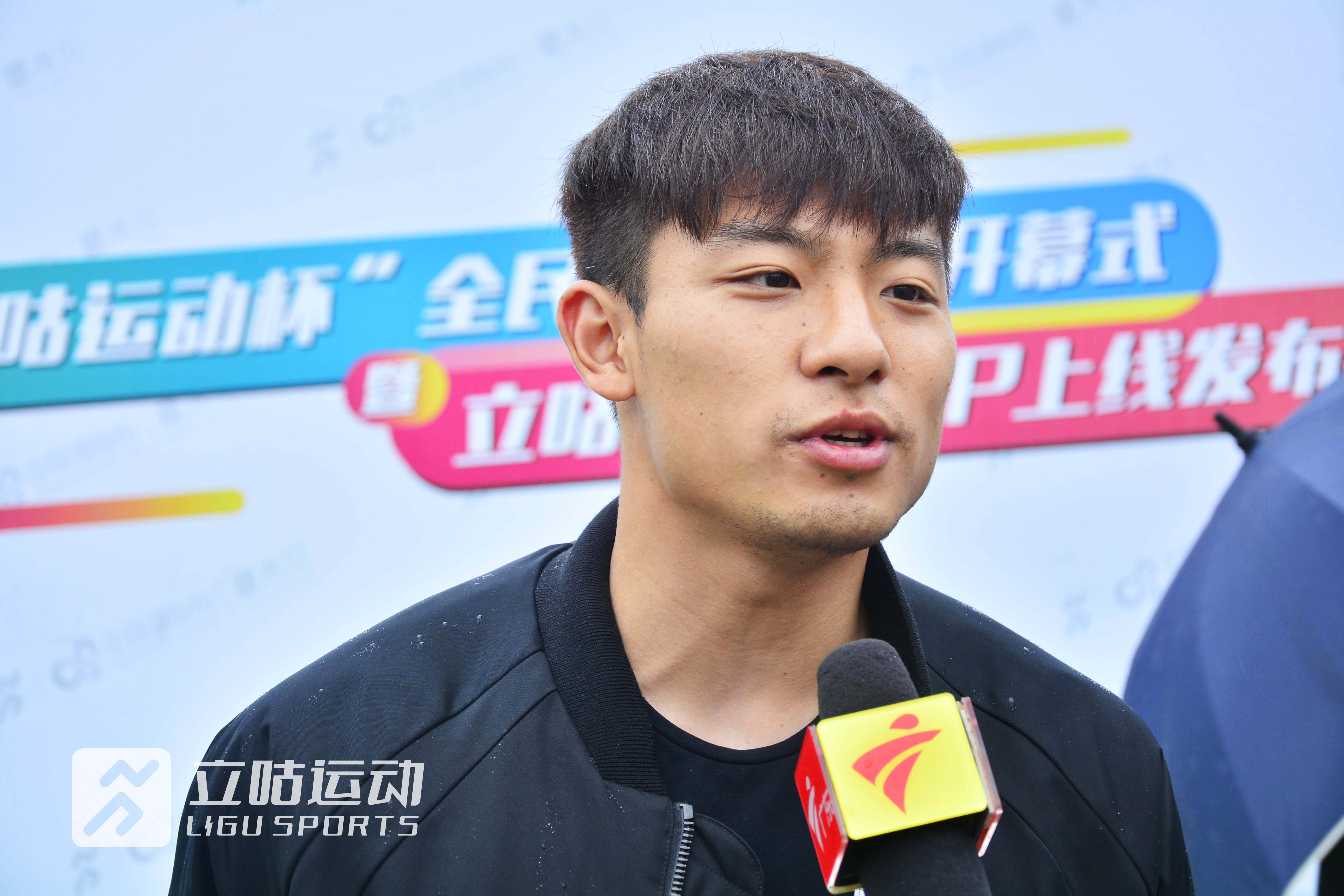 立咕运动杯足球联赛雨中揭幕,何超携手关震为