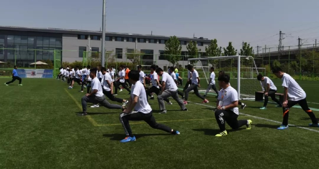 100多名小学生系统参与足球规则培训