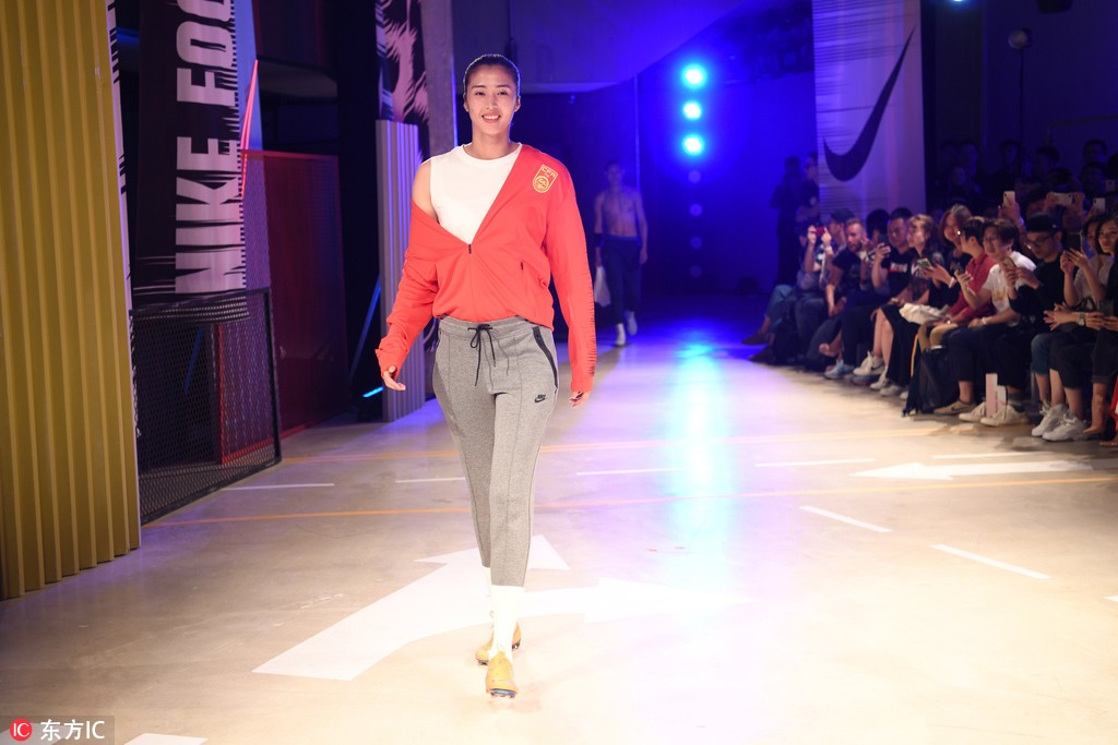 图集:中国男女足球员新球衣发布现场走秀,赵丽