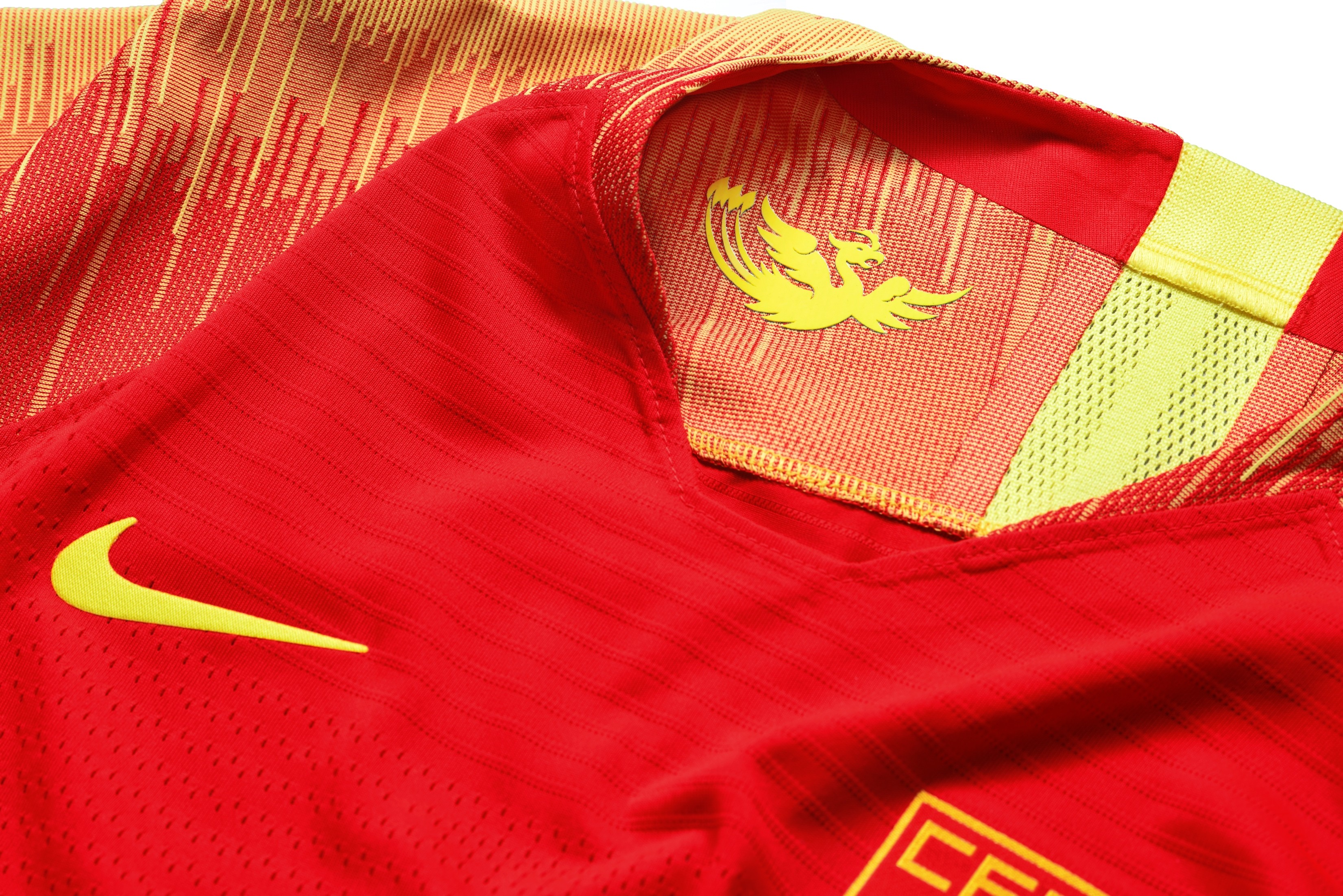 国足新球衣细节:男足白裤女足红裤,领口各印龙凤