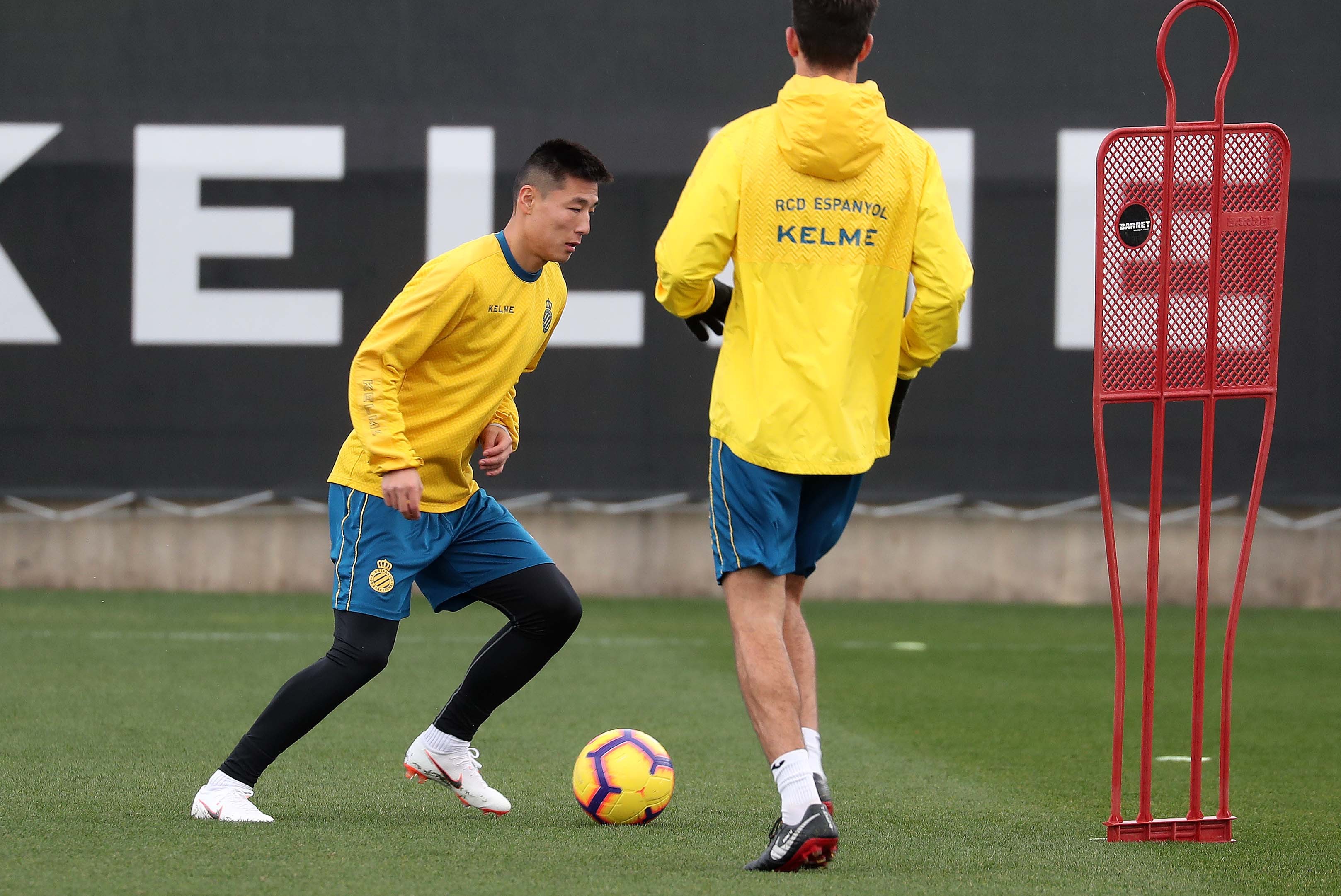 西班牙人球员武磊首次参与全队合练高清图集