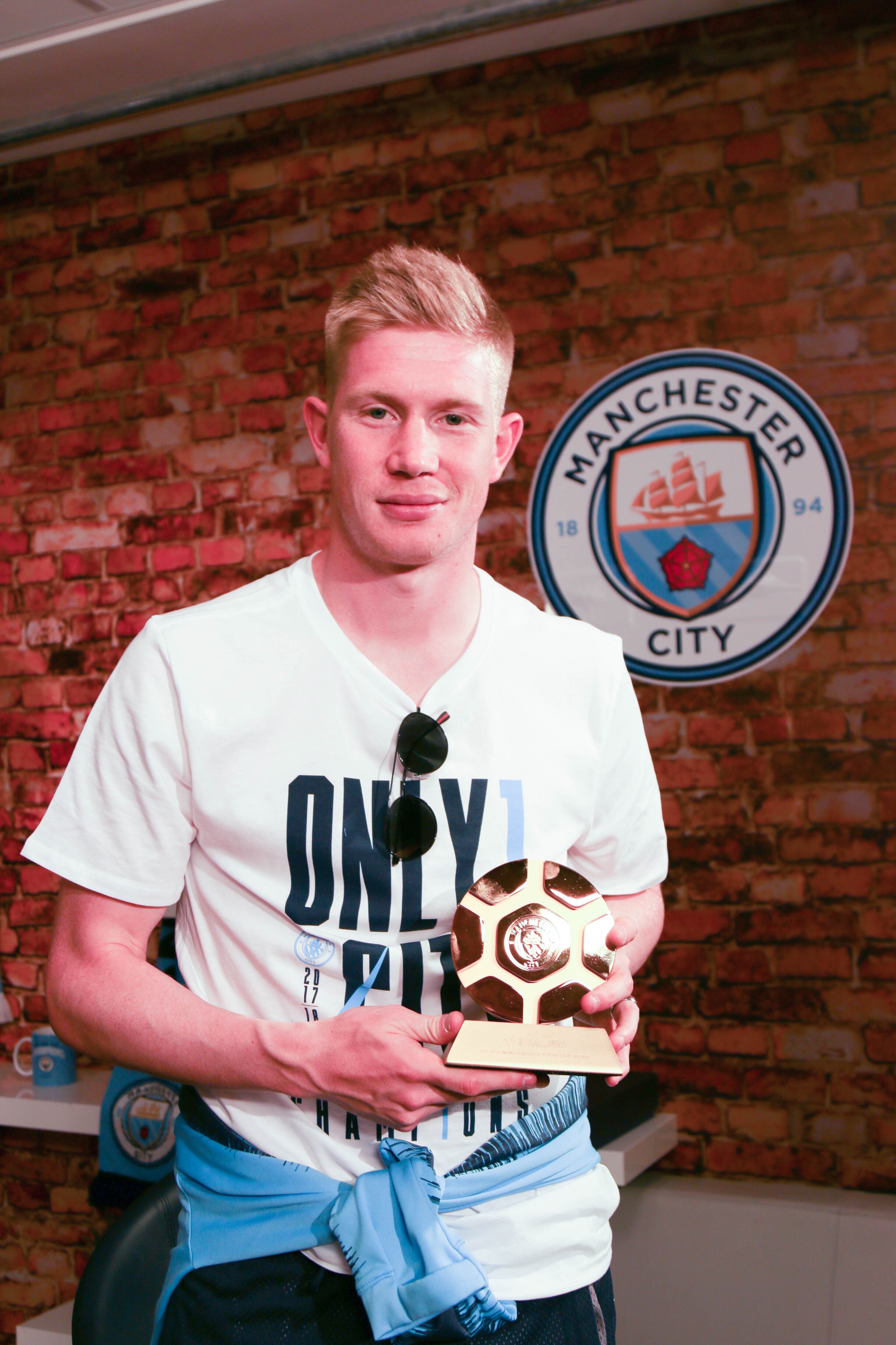 比利时球星当选了懂球帝2017/18赛季曼城最佳球员,这是他连续第二年