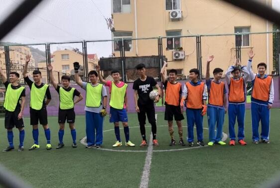 民间足球报道:青岛旅游学校校园足球赛开幕了