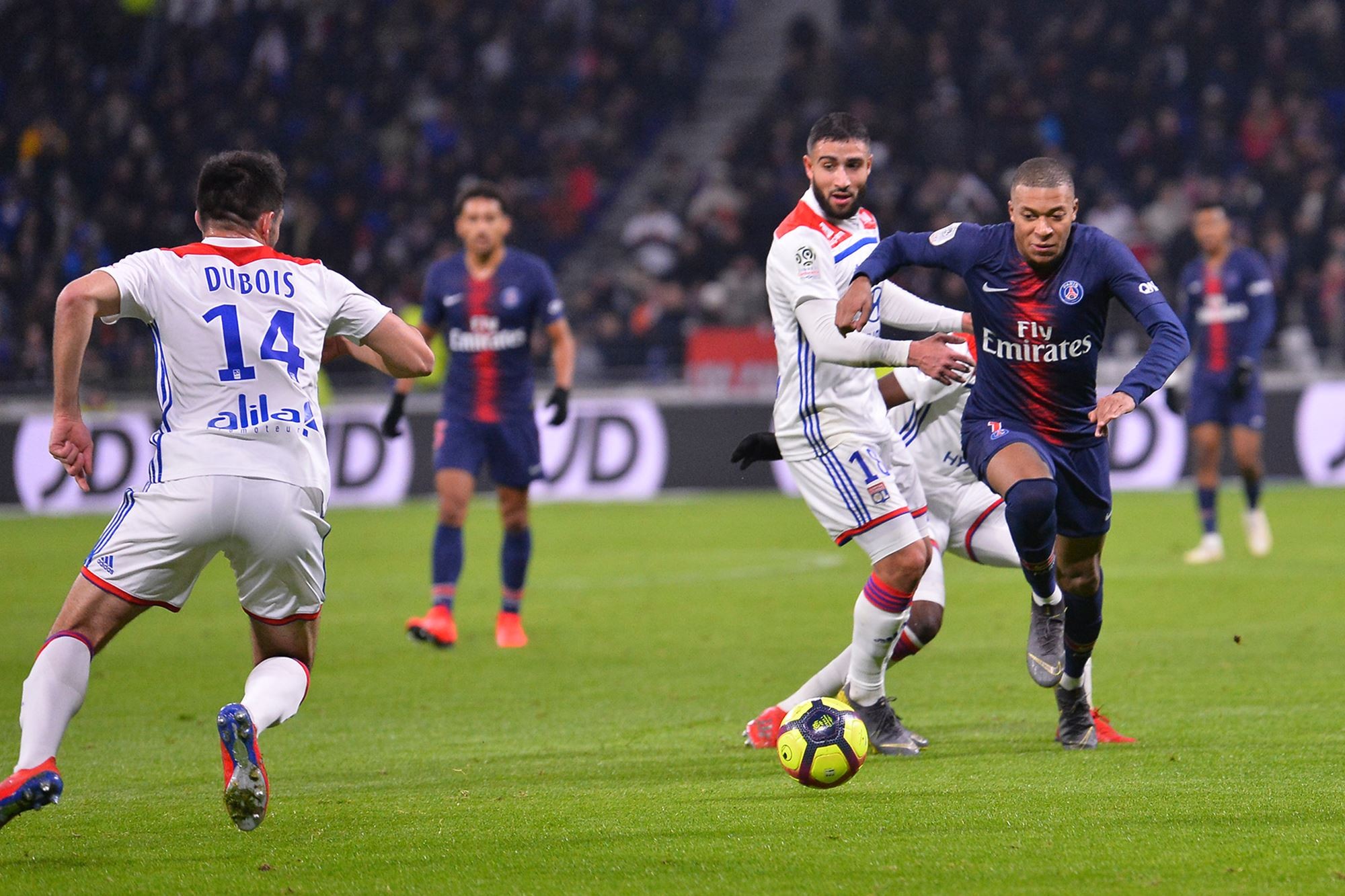 大巴黎1-2负于里昂,遭遇联赛首败.