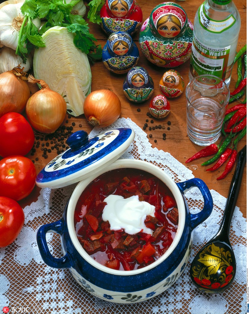 俄罗斯传统美食:红烩牛肉,大咧巴,馅饼,伏特加.