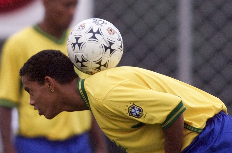 足球场舞动的桑巴精灵:罗纳尔迪尼奥