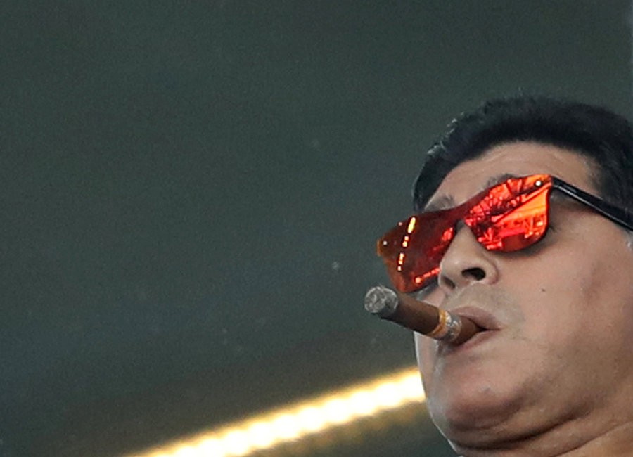 图集:球王就是可以为所欲为,马拉多纳无视禁烟令抽雪茄