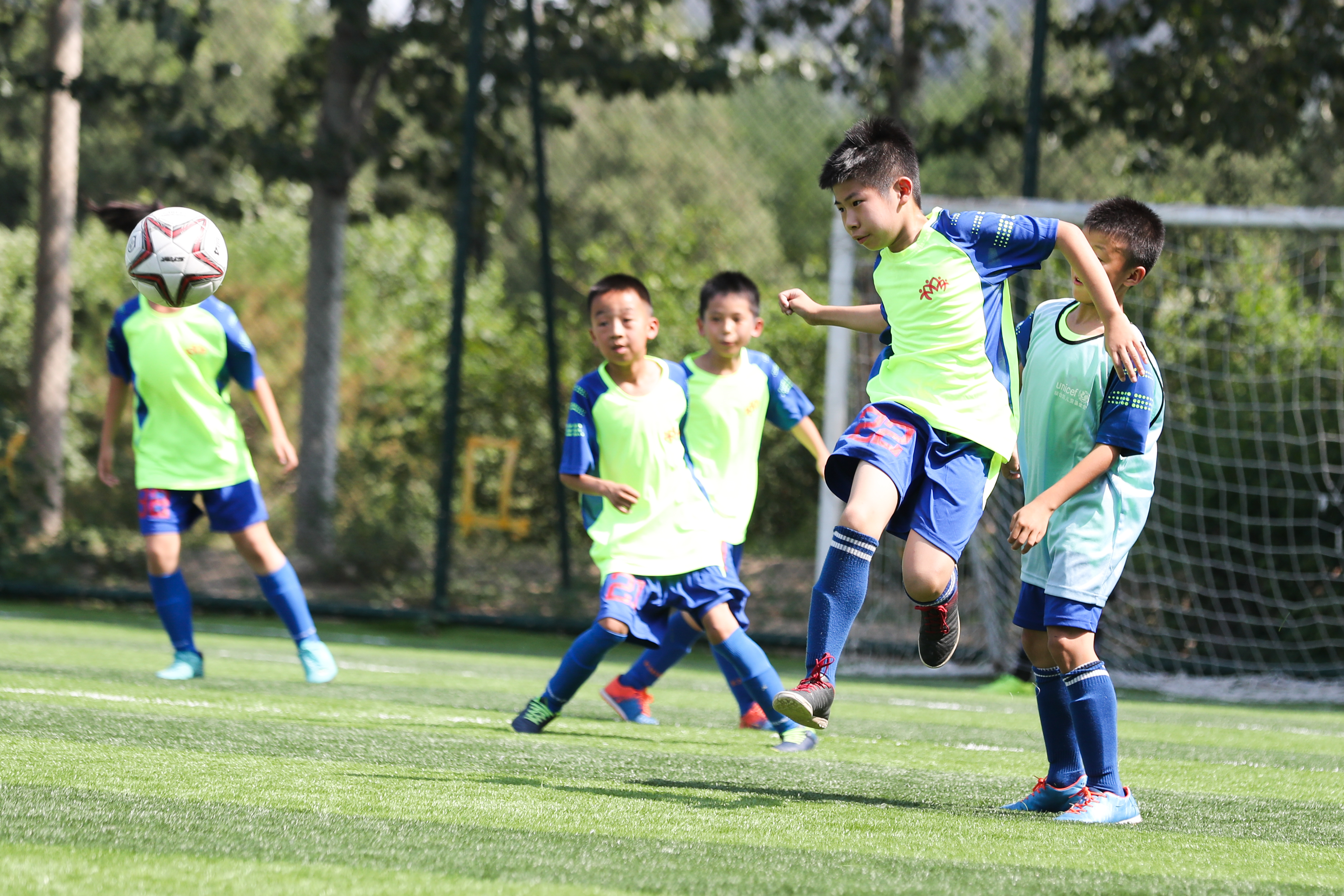 在联合国儿童基金会组织的一场足球互动活动中,... — 懂球帝