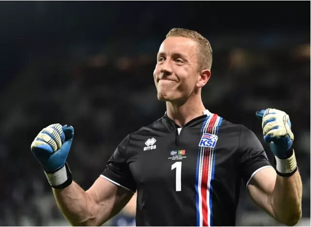 你以为冰岛队都是业余球员其实他们比国足专业