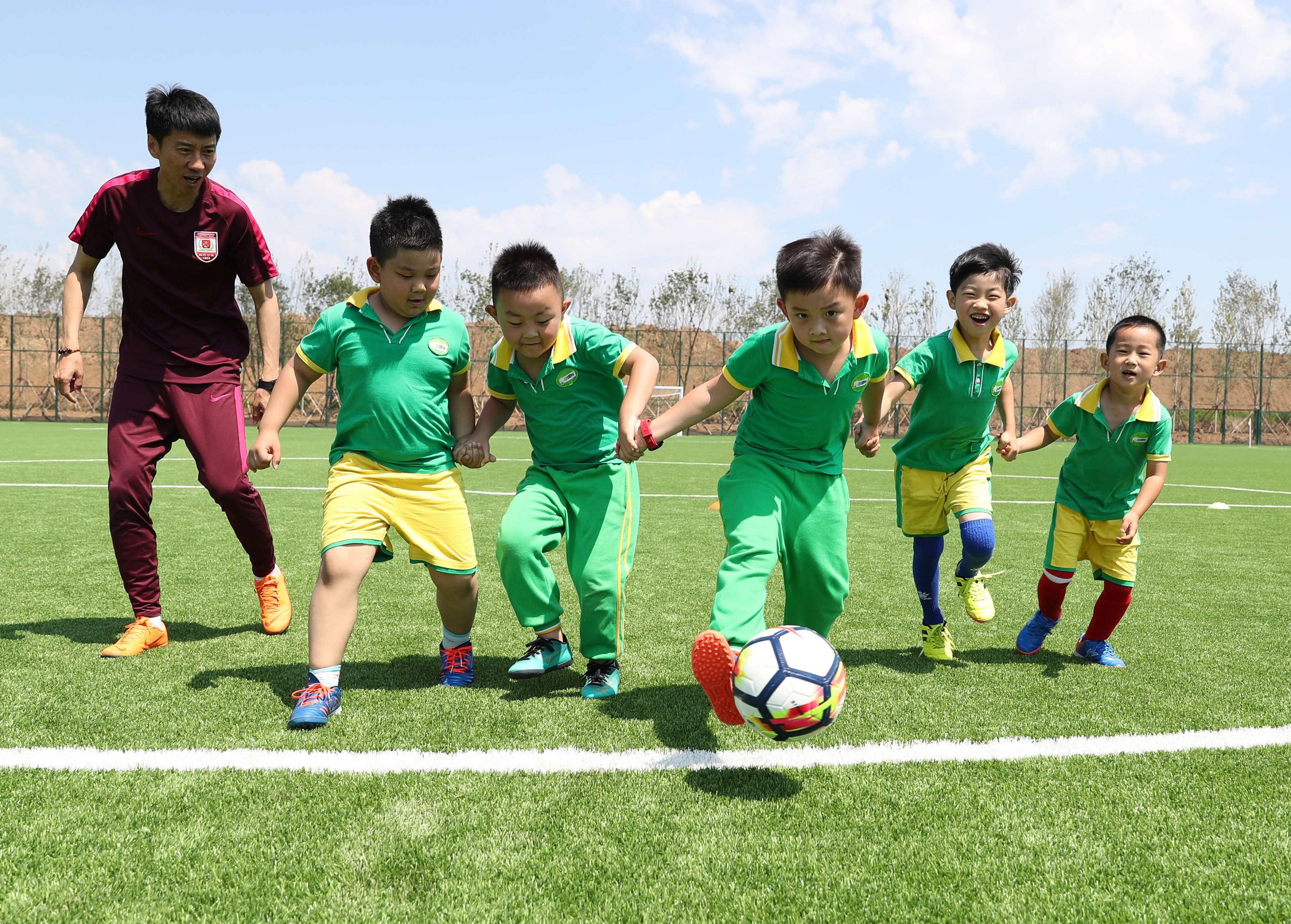孩子的天性就是爱玩,我们带着孩子们玩足球,让孩子们更喜欢足球,热爱