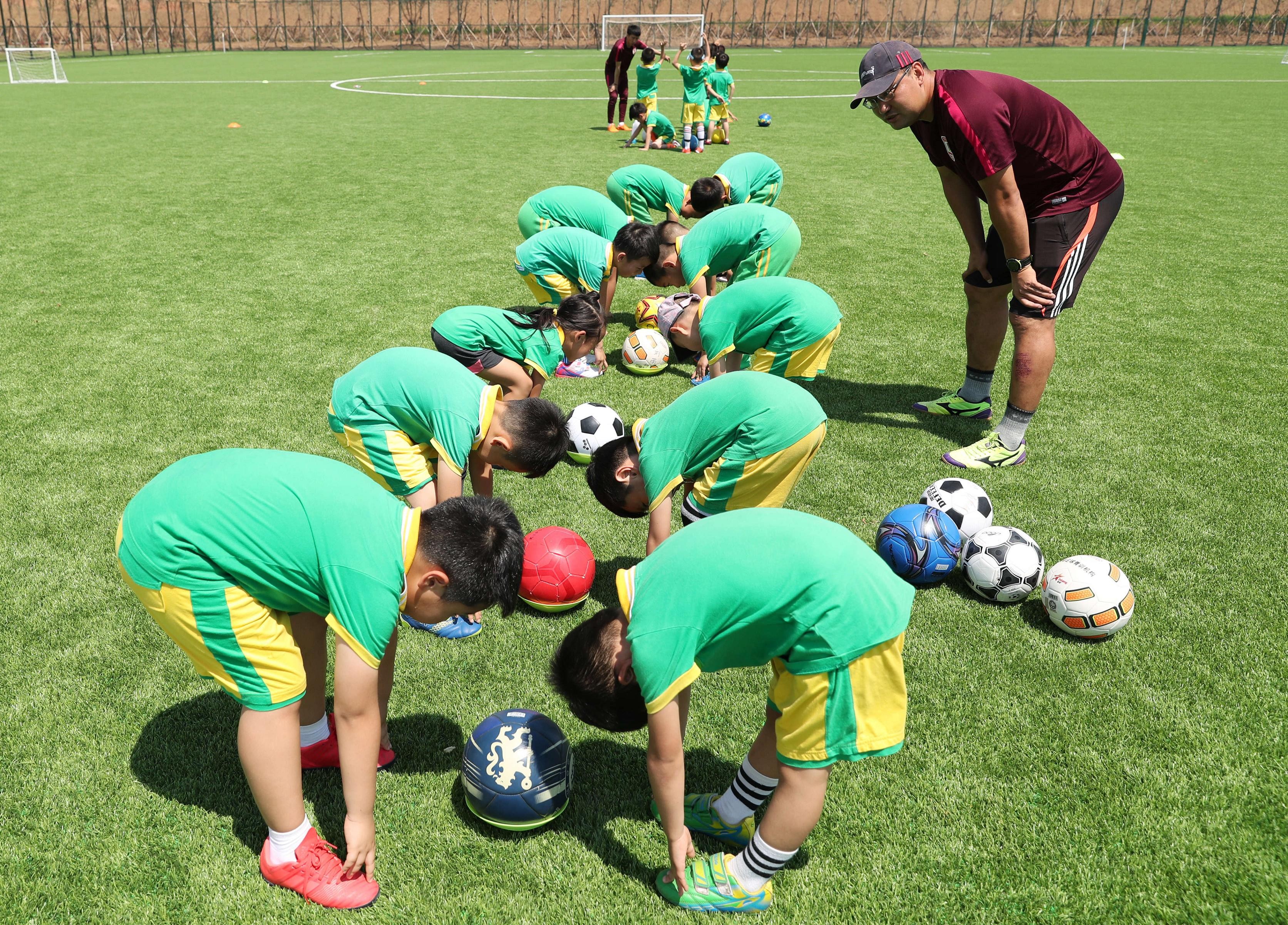 孩子的天性就是爱玩,我们带着孩子们玩足球,让孩子们更喜欢足球,热爱