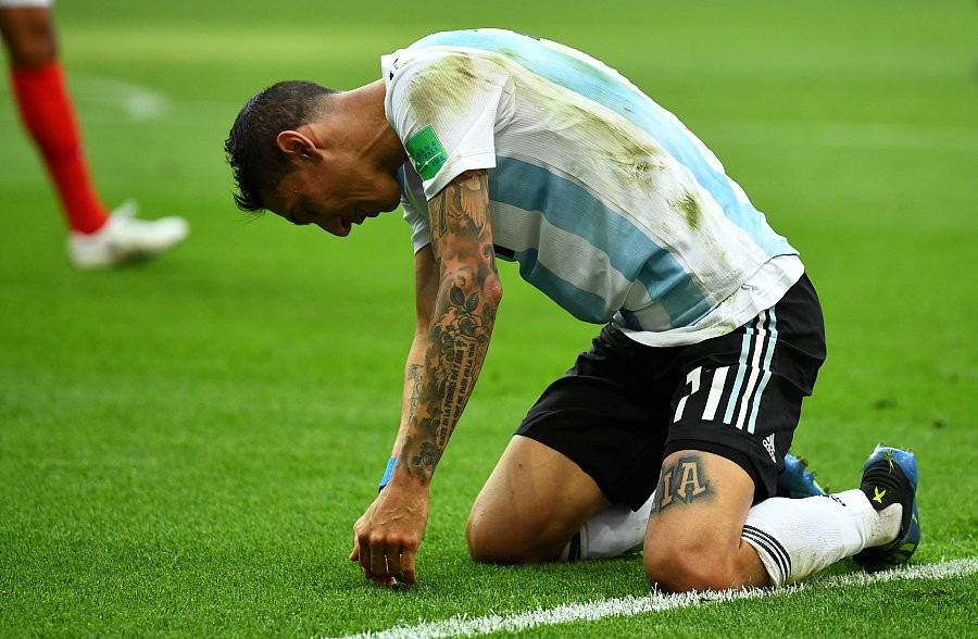 图集:法国淘汰阿根廷,姆巴佩滑跪庆祝,梅西落寞身影显无奈