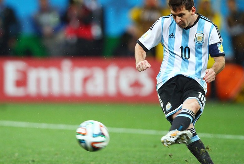 而荷兰则更依靠罗本个人突破之后,在危险区域的处理球