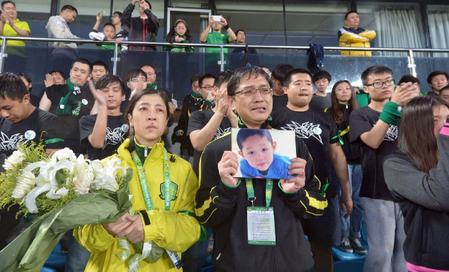 国安小球迷去世,球迷现场默哀
