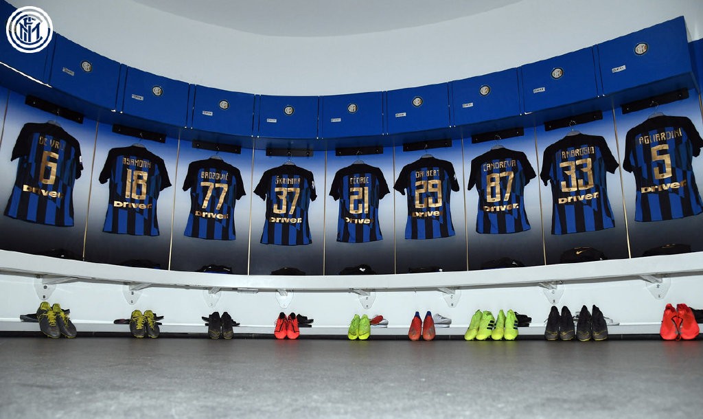 一起走入球队更衣室,抢先目睹蓝黑战士今夜将身着的.