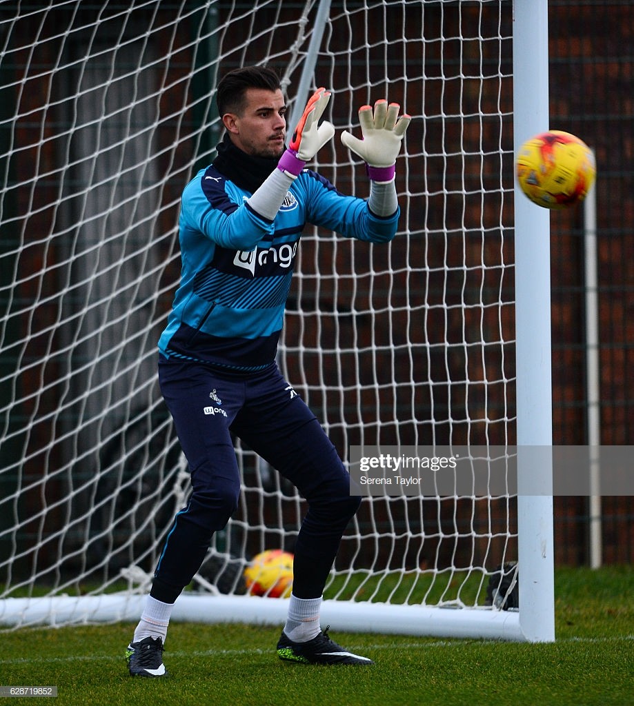 正确的守门员赛前热身是赢球的关键