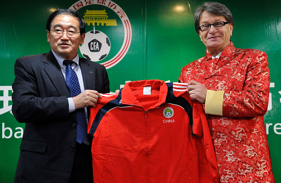 八年前,新官上任的韦迪差一点就让国奥去踢中