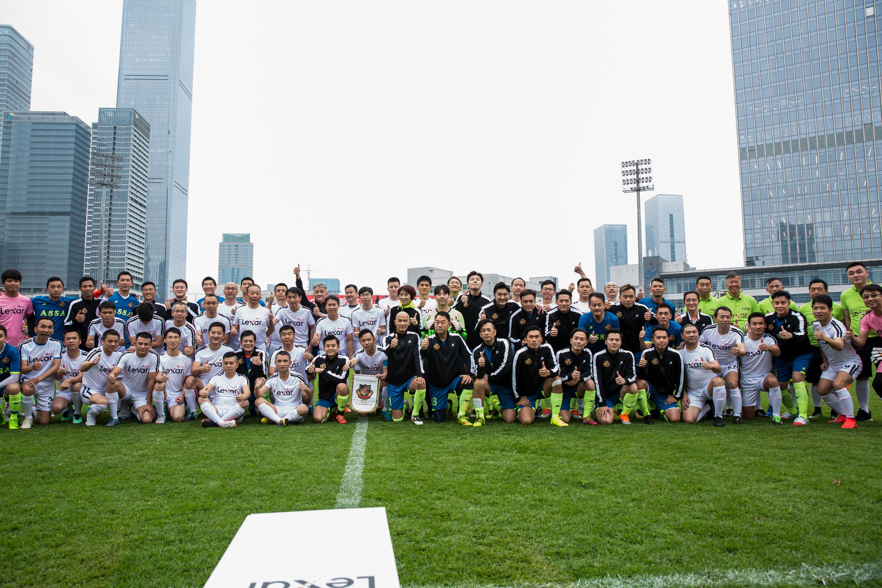 香港明星足球隊深圳公益賽大勝 譚詠麟獲最佳球員獎