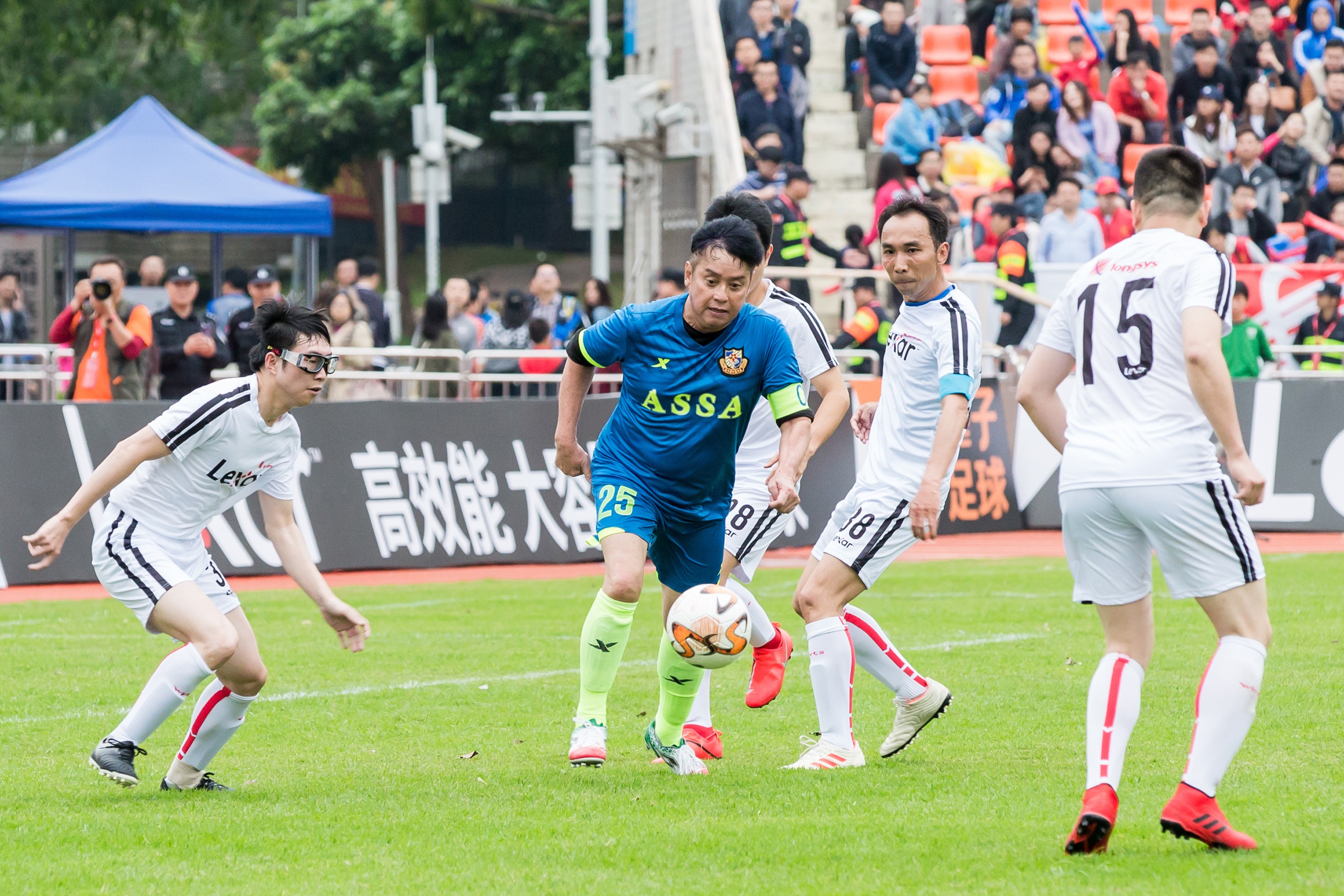 香港明星足球隊深圳公益賽大勝 譚詠麟獲最佳球員獎