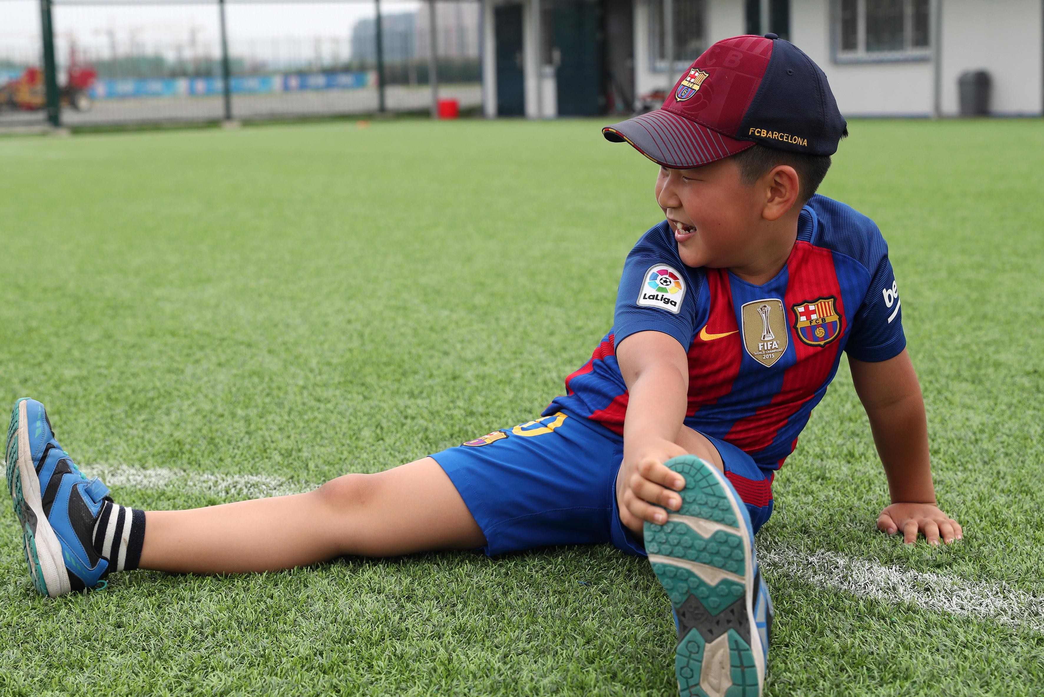 亲子足球课,让孩子与家长们玩得很开心                    足球运动