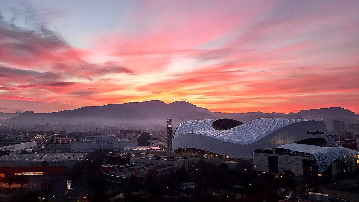仿佛一幅水墨画,置.