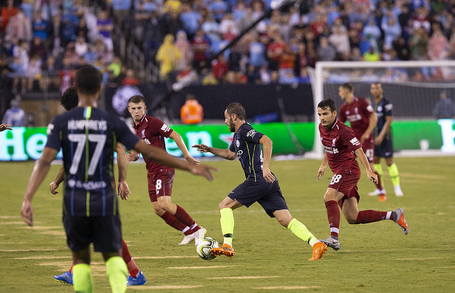 曼城和利物浦的比赛场地差,原因是霉霉在那开