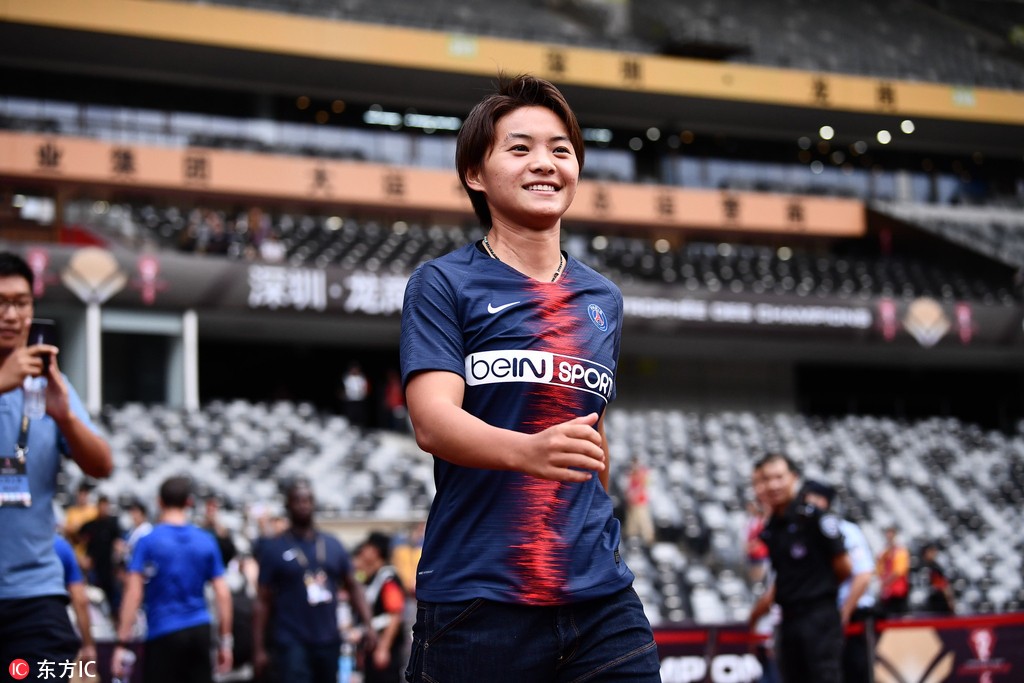 图集:王霜身穿巴黎新赛季球衣亮相,官宣在即自信十足
