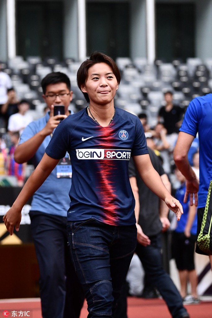 图集:王霜身穿巴黎新赛季球衣亮相,官宣在即自信十足