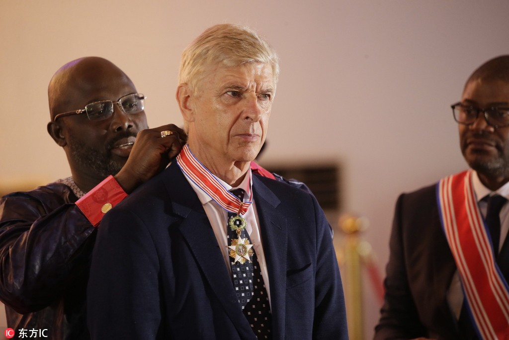 利比里亚总统乔治-维阿主持仪式,正式向温格授