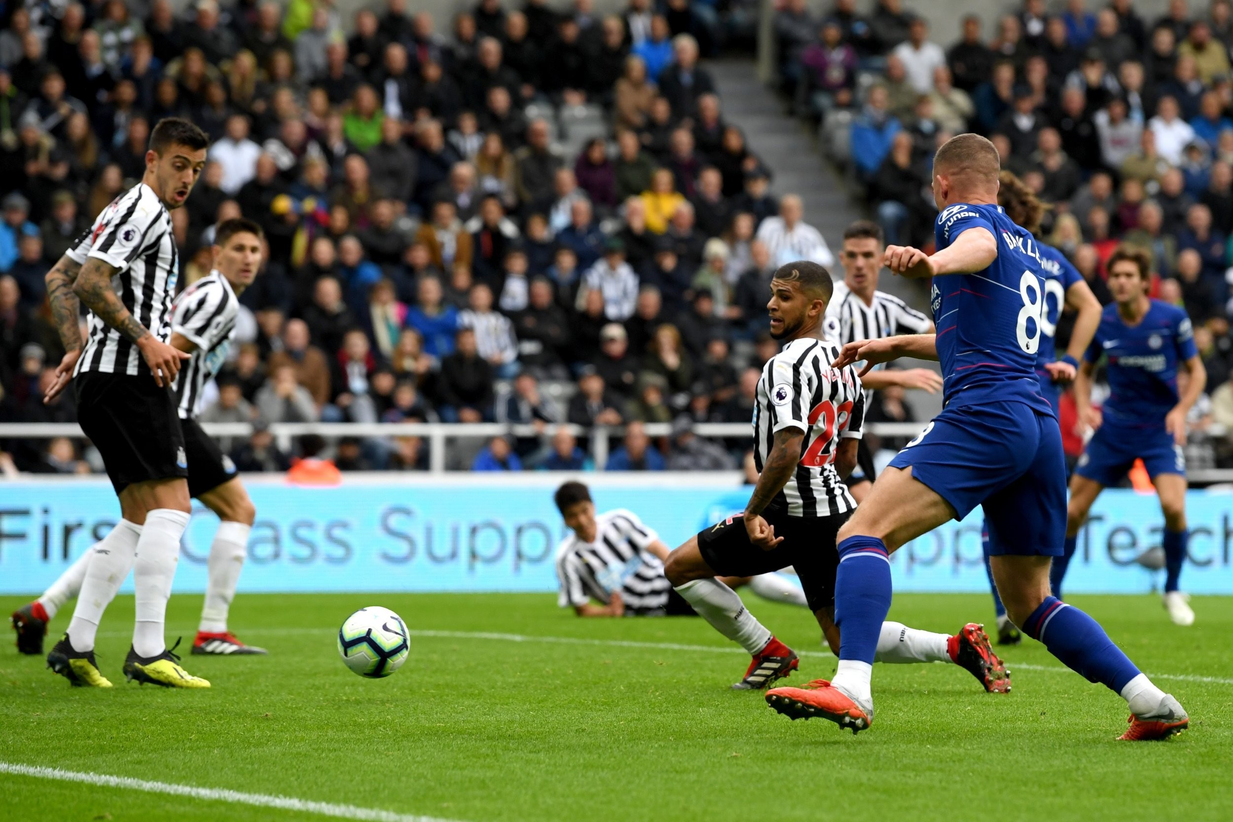 英超新兵萨里是如何战胜老谋深算的贝尼特斯?