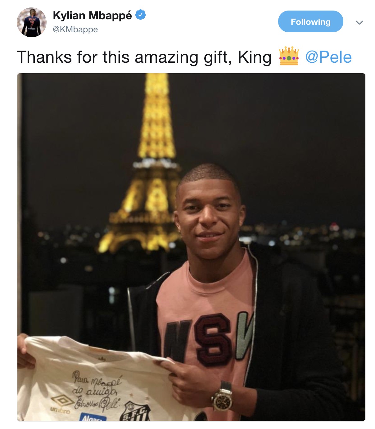 传承,姆巴佩获赠贝利签名球衣