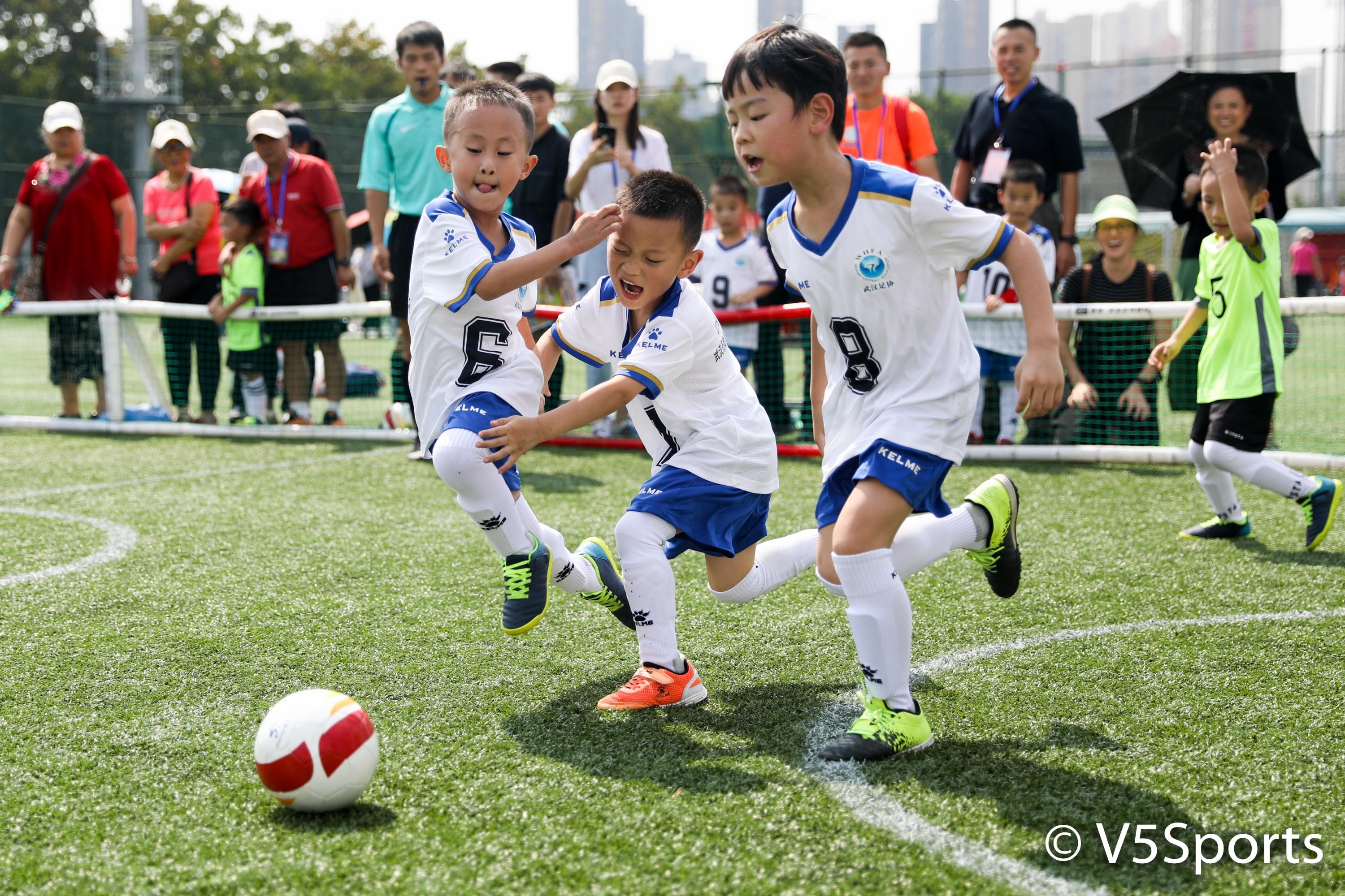 小足球开启大梦想!武汉首届幼儿足球世界杯鸣哨