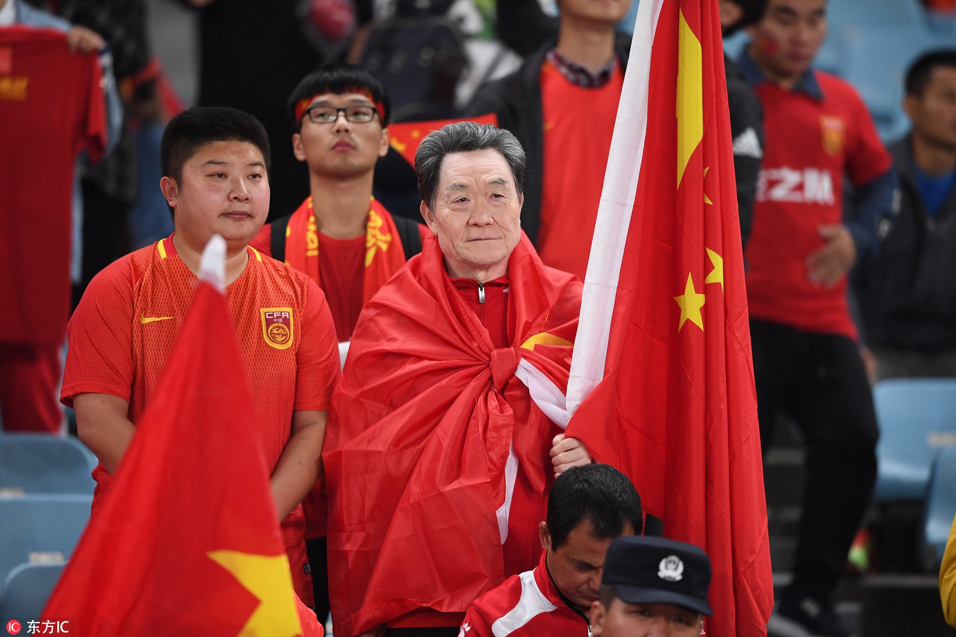 图集:甜美小姐姐现场为国足助威,高举国旗专注看球