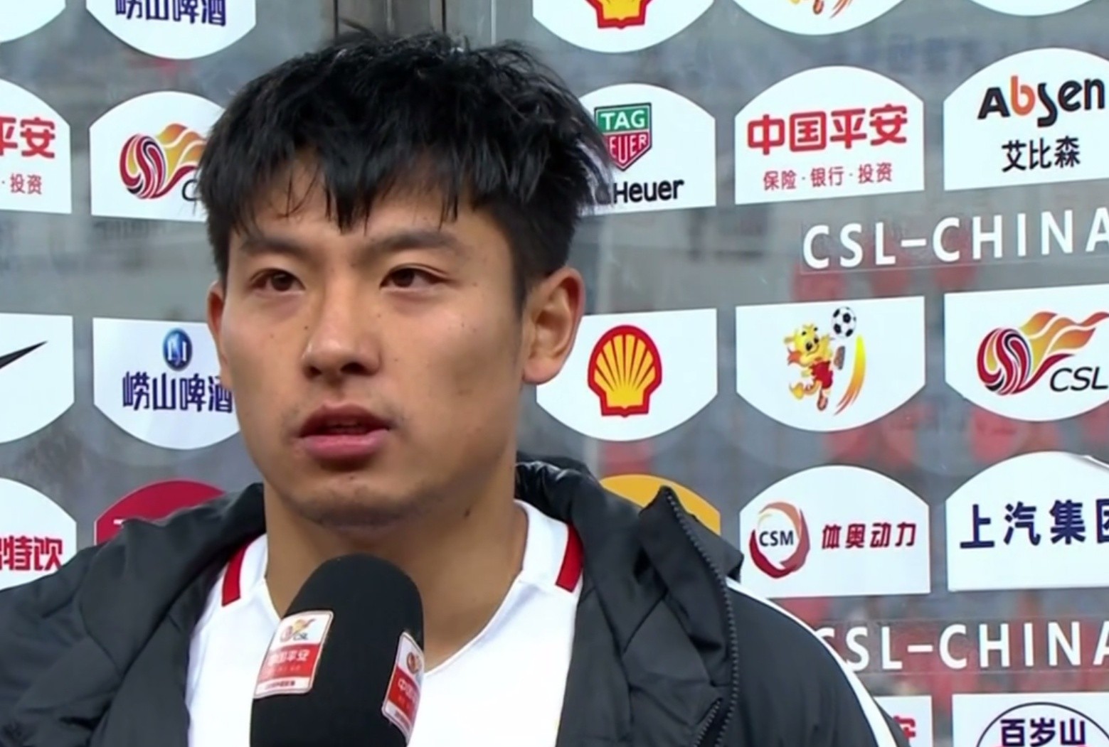 赛后,亚泰球员何超在接受采访时表示,球队开场踢得不错,丢球后压上去