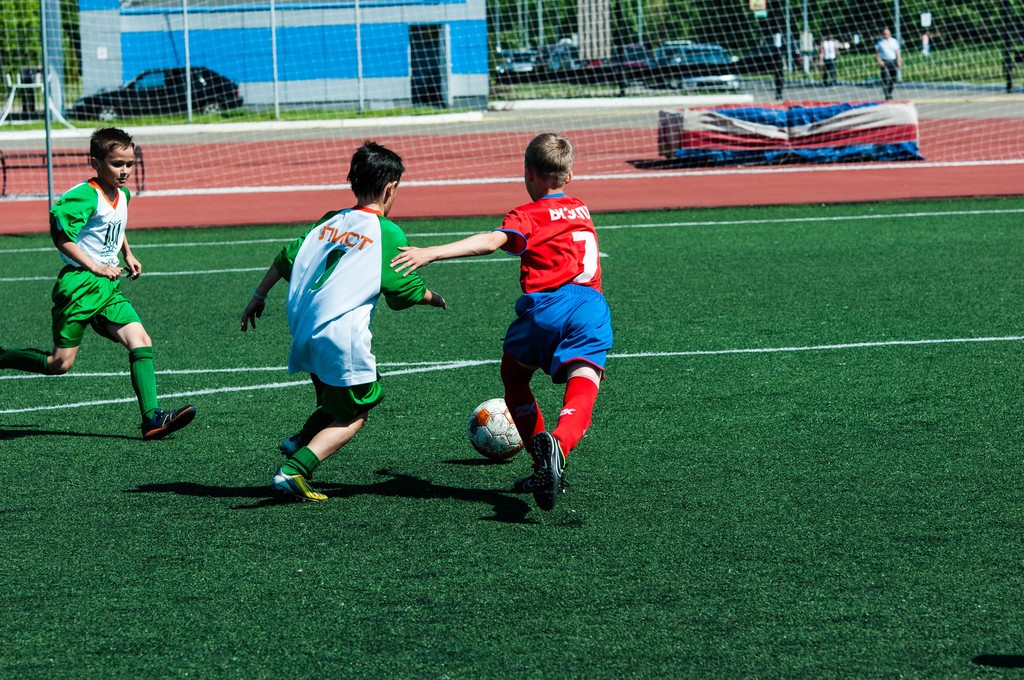 作为家长,应该如何正确引导及培养孩子对足球
