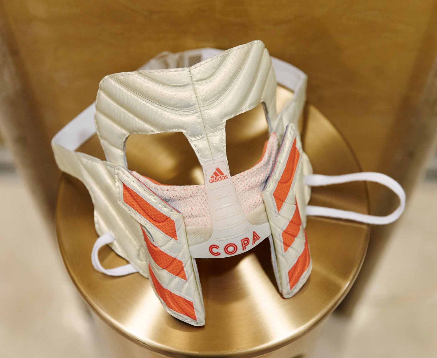 阿迪达斯为迪巴拉打造Copa 19角斗士面具